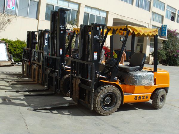 昆明團力叉車租賃服務(wù)部 專業(yè)設(shè)備，高清細(xì)節(jié)展示